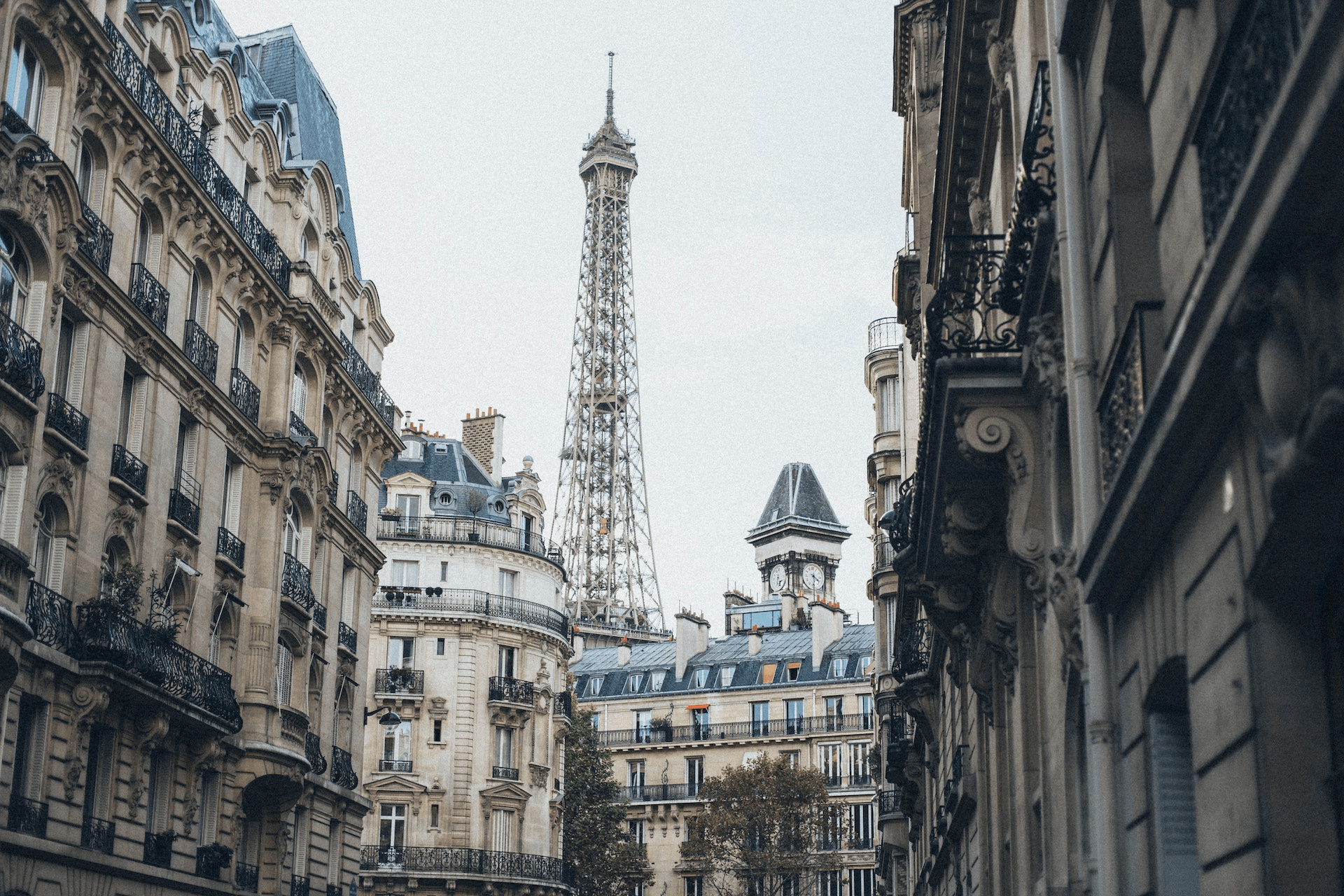 The cost of living in Paris is substantially higher than elsewhere in France. Photo by Karolina Grabowska from pexels.com
